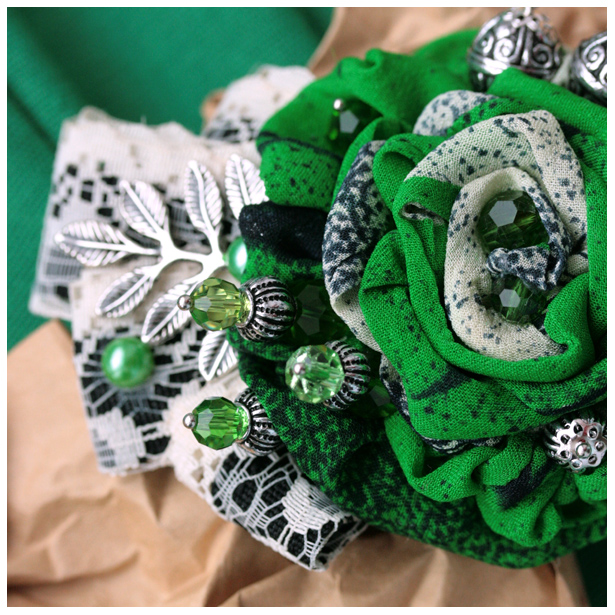 "Изумрудная" брошь