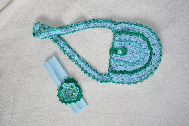 И повязку навояла к сумочке