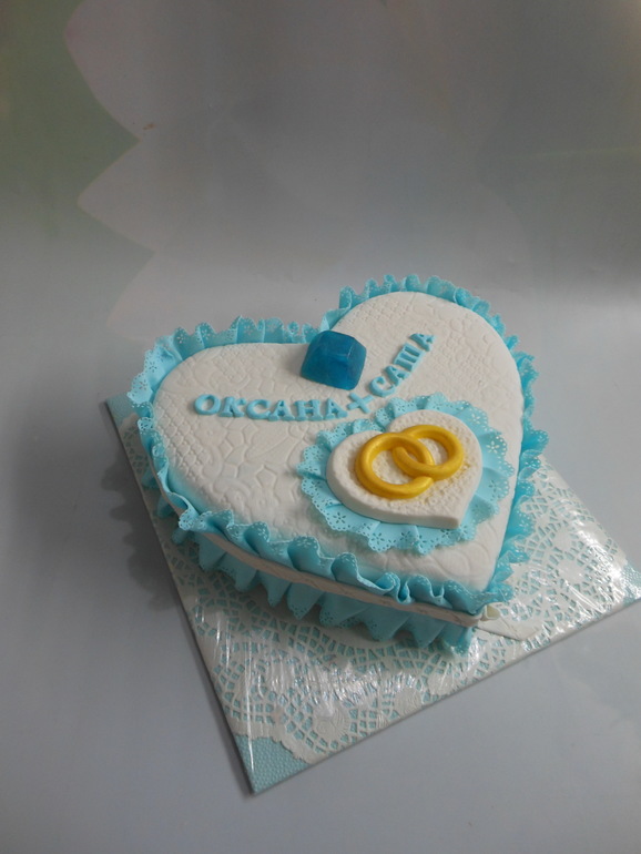 Тортик в виде серда на топазовую годовщину свадьбы