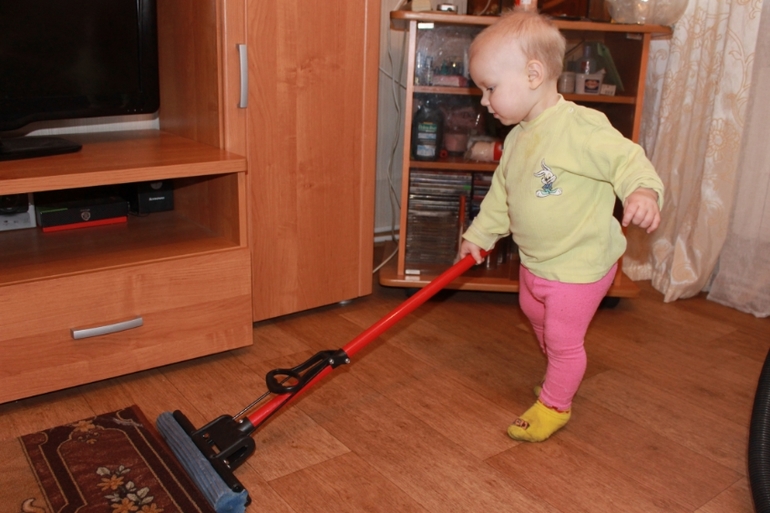 Юная помошница)))