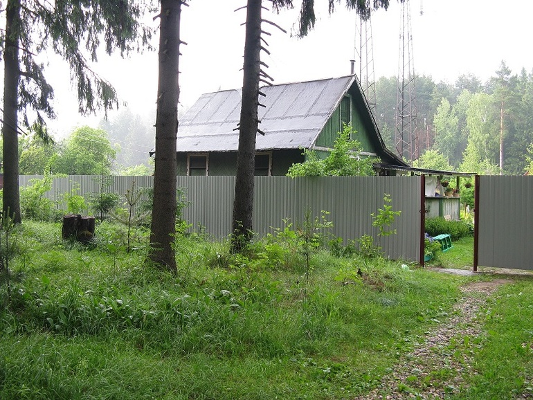 Участок 10 соток с летним домом.