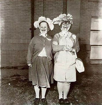 Мы с кумой у ресторана.......Замуж поздно,сдохнуть рано!!!!!)))))