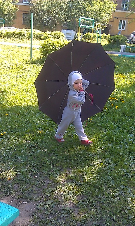 Таня прячется под зонтиком. Холодные дни мая.