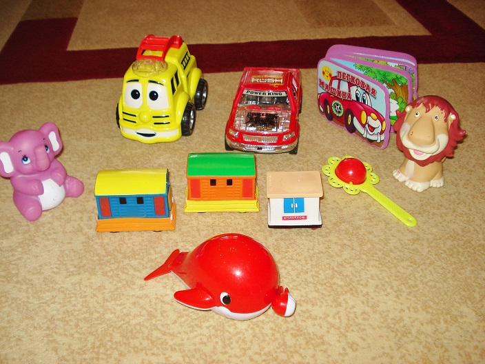 Отдам даром одежду и игрушки