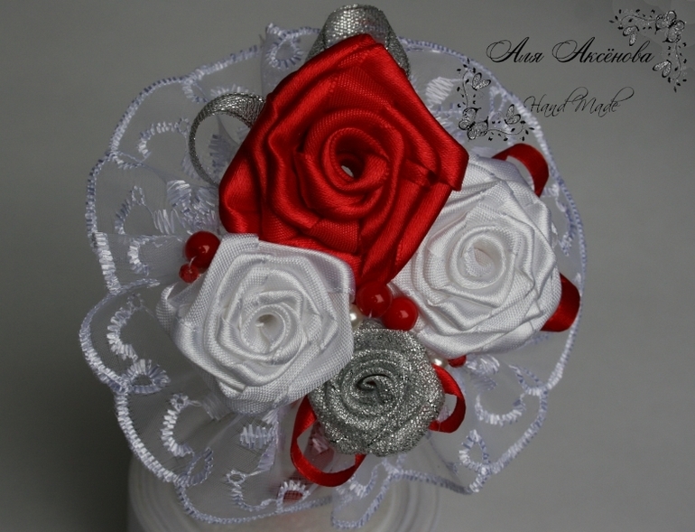 Немного цветов и кружева.