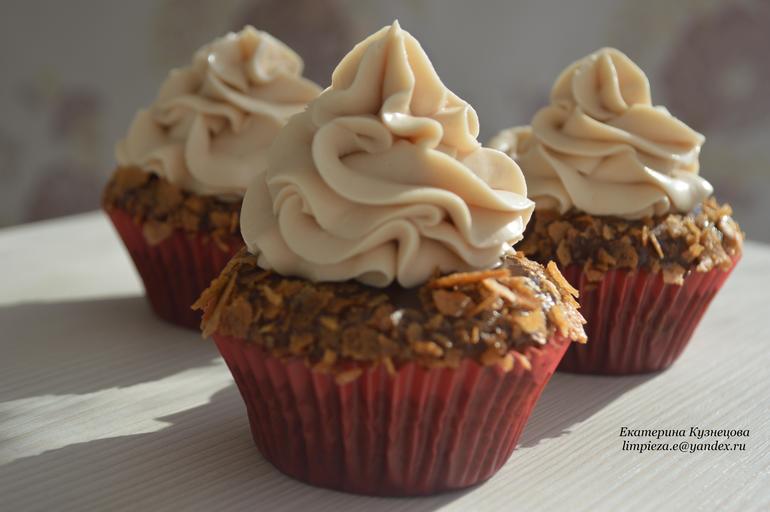 Юбилейные капкейки с двумя начинками