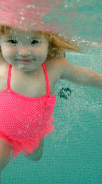 Элли плавает))