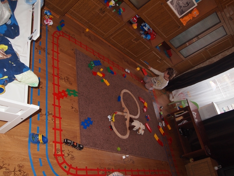 городок из клейкой ленты