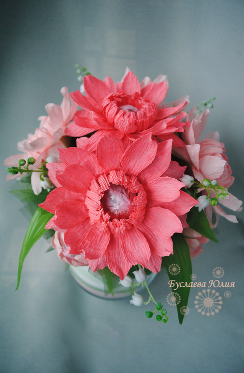 Декоративная ваза с конфетными лотосами.