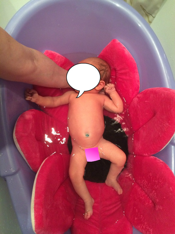 Моя дюймовочка в цветочке.