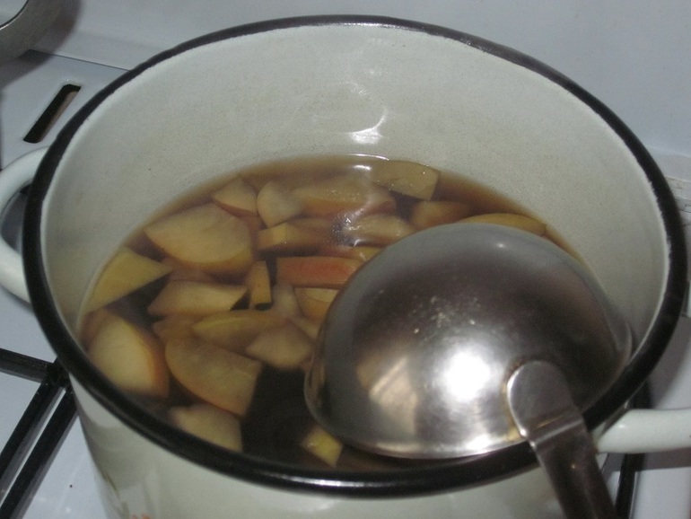 Компот из чернослива и яблока.