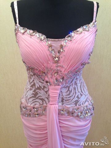 Вечерние платья очень красивая с сваровская камями  1 раз одета  раз.46-48 стоит 12000 рублей