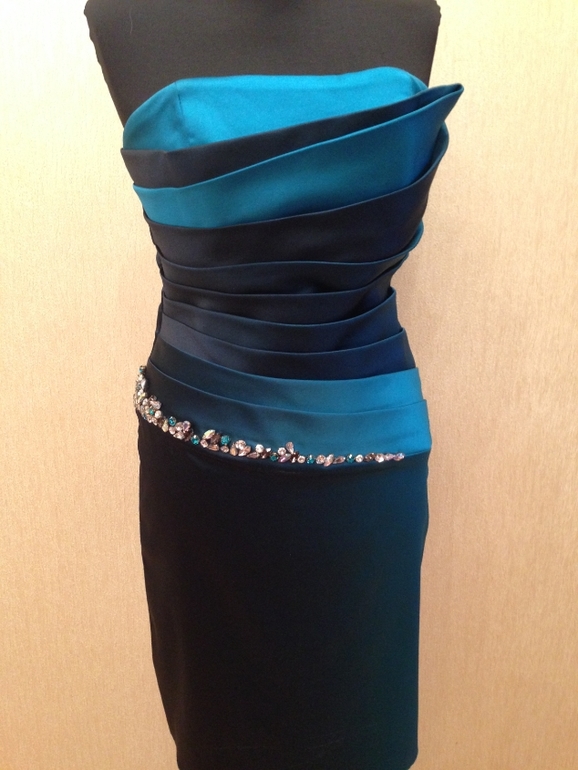 Элегантные  коктейльные платья размер 44  с камнями стоит 2000 руб