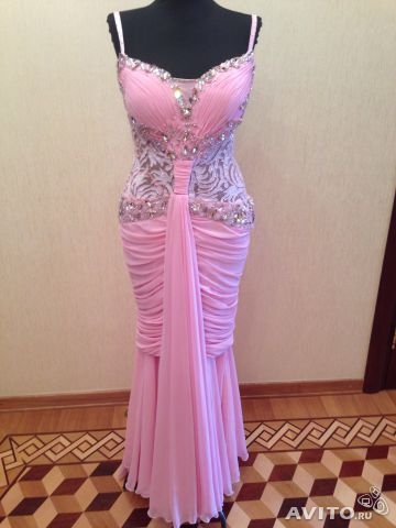 Вечерние платья очень красивая с сваровская камями  1 раз одета  раз.46-48 стоит 12000 рублей