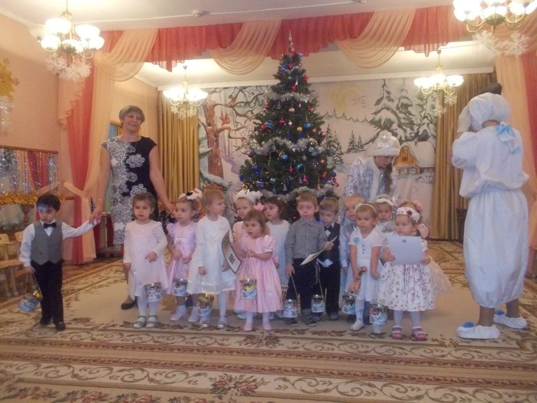 Первая взрослая елка в садике, или почему не пускают родителей((