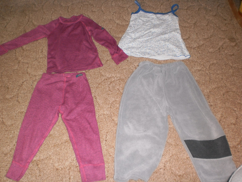 Отдам  вещи надевочку 1,5-2 года и игрушки