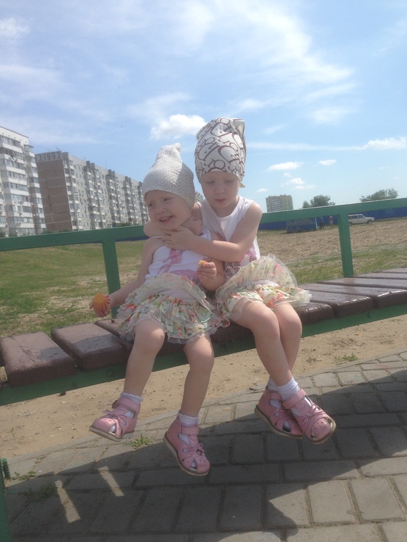 Вишенки любят друг друга год и девять месяцев!