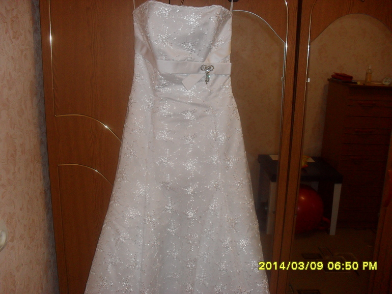 свадебное платье р-р 42-46. 3000р.