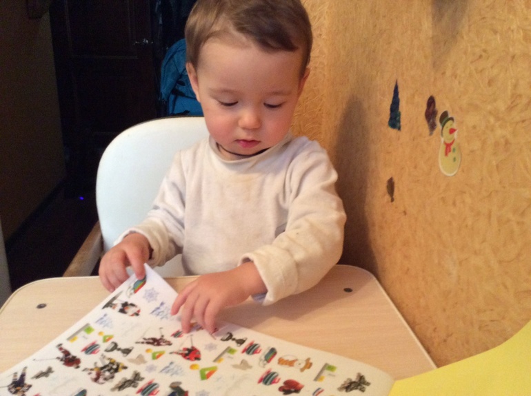 Наше первое занятие с наклейками. И не только.