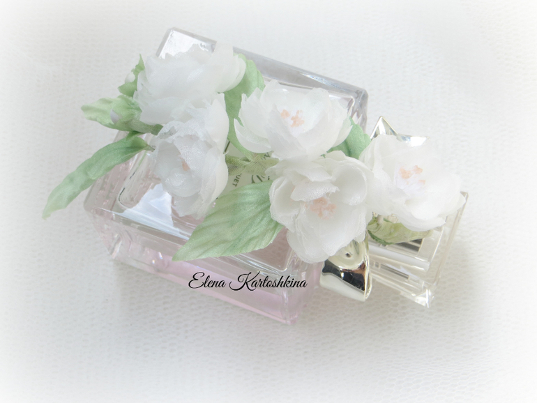 Шелковая цветущая веточка.