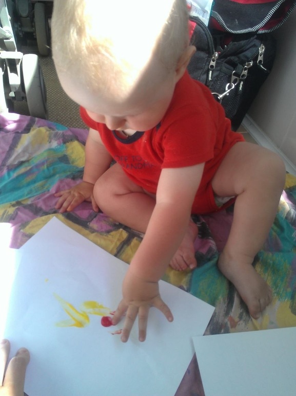 10 мес 10 дней Первый раз рисовали пальчиковыми красками