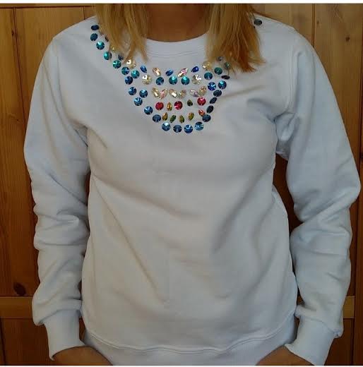 Белый свитшот с кристаллами