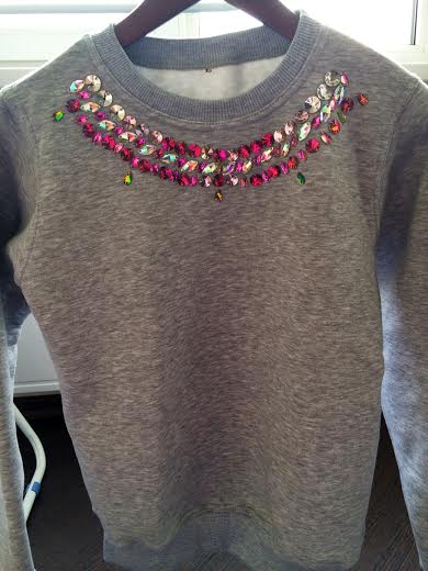 Серый свитшот с розовыми кристаллами