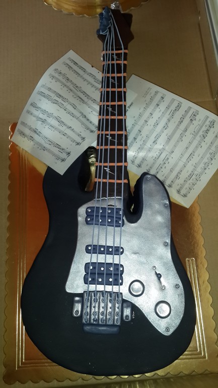 Многострадальная гитара...