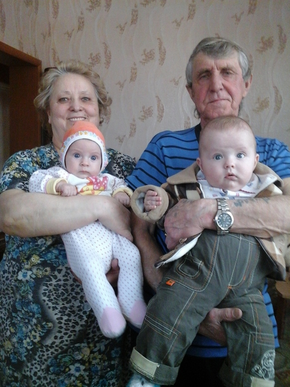 Бабушка и Дедушка с внуками.