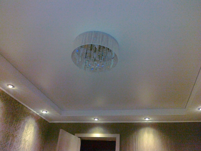 Подскажите пожалуйста,что за люстра.)