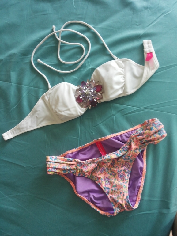 Купальник VS на худенькую девушку, размер верха XS, низ S.