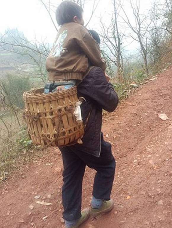 Отец ежедневно носит в школу своего больного сына