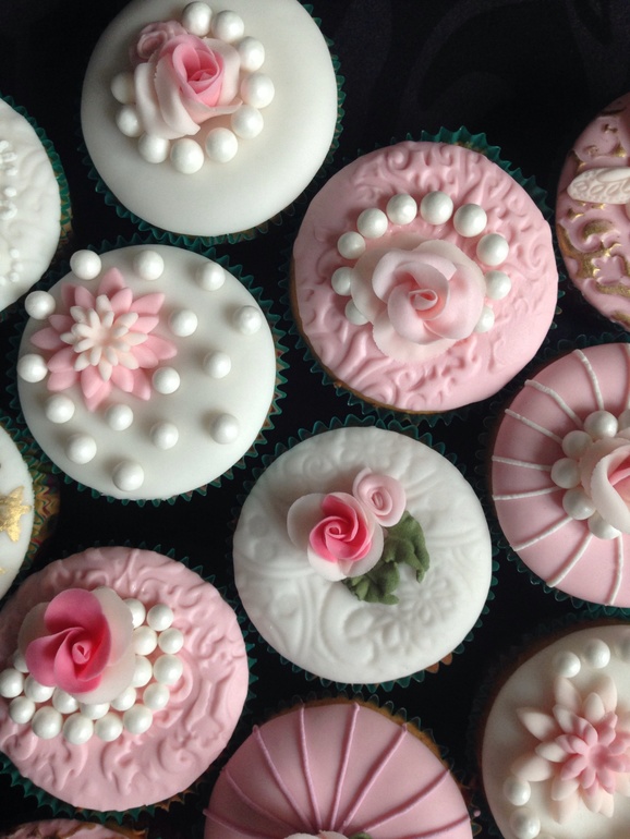 Тортик с лошадкой и капкейками))