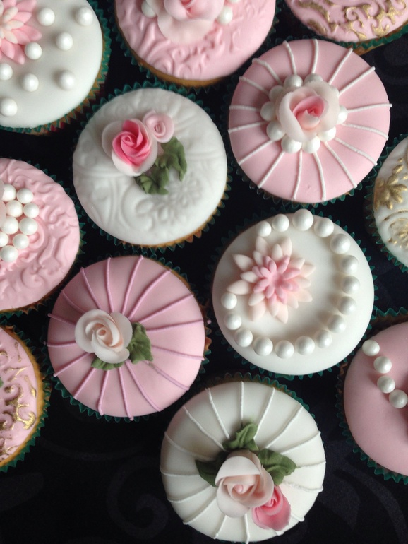 Тортик с лошадкой и капкейками))