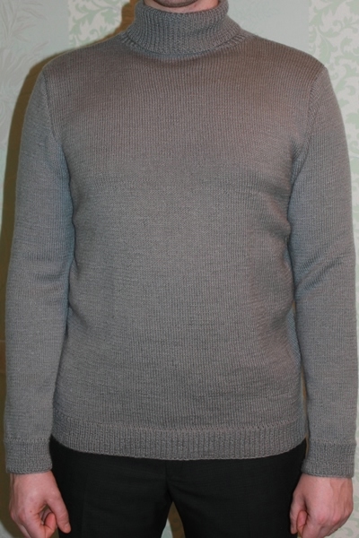 Серый мужской свитер