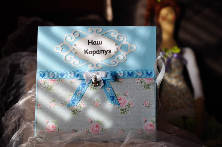 Давно не писала...Я учусь на фотографа, продолжаю делать коробочки "Мамины сокровища" и еще для дисков. Ромчик растет, развивается. Несколько дней назад еще был мороз и мы успели пофотографироваться в санках. Вот несколько фото.