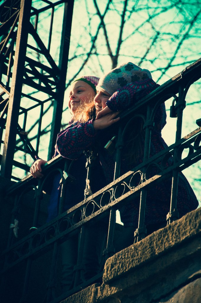 Приветик всем! Не писала давненько, попытаюсь вспомнить чего у нас новенького. Купили новую коляску от которой я просто балдею, очень удобная, легкая, с большой корзиной, с матрасиком и утепленным отстегивающимся чехлом на ножки и что для нас самое главное - компактная в сложенном виде и не огромная, так как я маленькая. На 8 марта мужчины наши нам с дочкой подарили каждой побукетику тюльпанов и мне плойку для выравнивания волос. На позапрошлой неделе ходили гулять в парк, погодка была замечательная. Нафотографировались, белочки там всякие, а в 5 вечера я неожиданно вспомнила, что у меня экзамен в этот день на 7 вечера по фотошколе)))) Экзамен сдала) Еще вспомнила, что снимала как проходят с*емки нового клаппа гр. Антителла на песню "Над полюсами". Записалась на МК свадебного фоторгаф в Киев на май) Уже жду не дождусь. А на прошлые выходные были в селе, поработали все дружненько, а Ромик гладил собаку Боса (это наша собака в селе). Муж спилил мне березовые веточки для работы с новороденными, думаю скоро я покау свои труды в работе) Ромчик растет потихоньку, зубов правда маловато, спит всю ночь, моет пару раз проснуться если раскроется и замерзнет или просто что-то приснится...А так молодец. Ну и как всегда немного фоточек.)