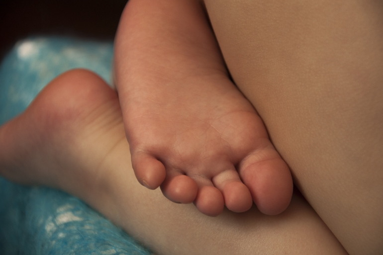 Хочу немного показать фото, которые я сделала когда Ромчик уснул. Пледик сама вязала (хвастаюсь ) Теперь хочу пофотографировать новорожденного))) Так что можно сказать - записывайтесь)))