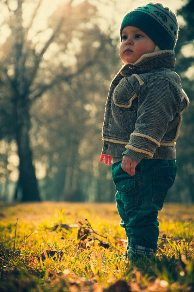 Приветик всем! Не писала давненько, попытаюсь вспомнить чего у нас новенького. Купили новую коляску от которой я просто балдею, очень удобная, легкая, с большой корзиной, с матрасиком и утепленным отстегивающимся чехлом на ножки и что для нас самое главное - компактная в сложенном виде и не огромная, так как я маленькая. На 8 марта мужчины наши нам с дочкой подарили каждой побукетику тюльпанов и мне плойку для выравнивания волос. На позапрошлой неделе ходили гулять в парк, погодка была замечательная. Нафотографировались, белочки там всякие, а в 5 вечера я неожиданно вспомнила, что у меня экзамен в этот день на 7 вечера по фотошколе)))) Экзамен сдала) Еще вспомнила, что снимала как проходят с*емки нового клаппа гр. Антителла на песню "Над полюсами". Записалась на МК свадебного фоторгаф в Киев на май) Уже жду не дождусь. А на прошлые выходные были в селе, поработали все дружненько, а Ромик гладил собаку Боса (это наша собака в селе). Муж спилил мне березовые веточки для работы с новороденными, думаю скоро я покау свои труды в работе) Ромчик растет потихоньку, зубов правда маловато, спит всю ночь, моет пару раз проснуться если раскроется и замерзнет или просто что-то приснится...А так молодец. Ну и как всегда немного фоточек.)