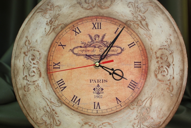 Опять идут старинные часы....