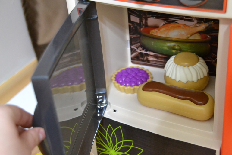 Маленькая хозяйка (на кухне)