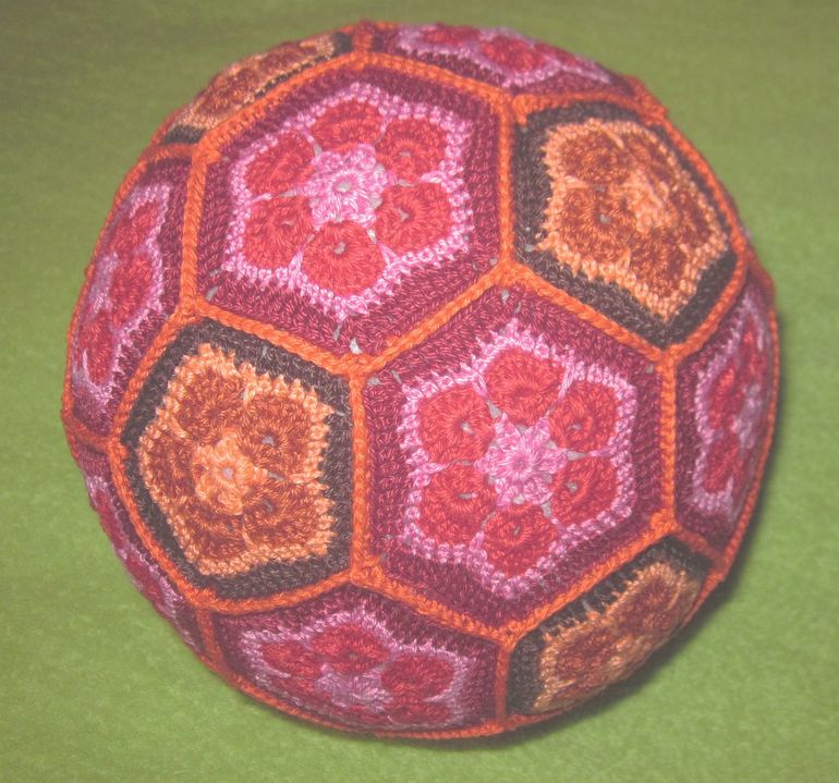 Вязаные мячи - для деток, для взрослых и для интерьера