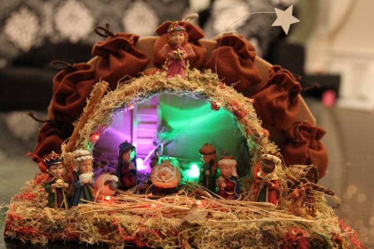 календарь ожидания праздника или рождественский вертеп