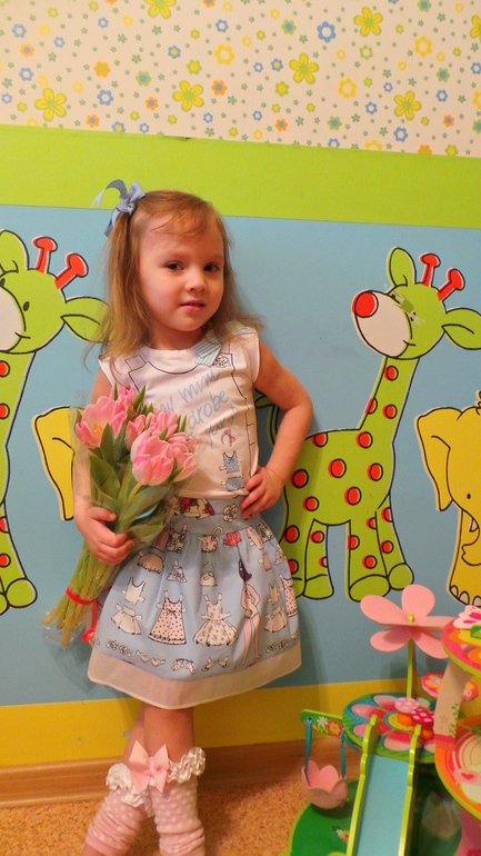 а мы получили самые весенние цветы я красные,Настя жёлтые,а Ксю розовые