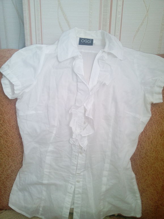 девочки разберите пожалуйста вещи 42-44 р-а.