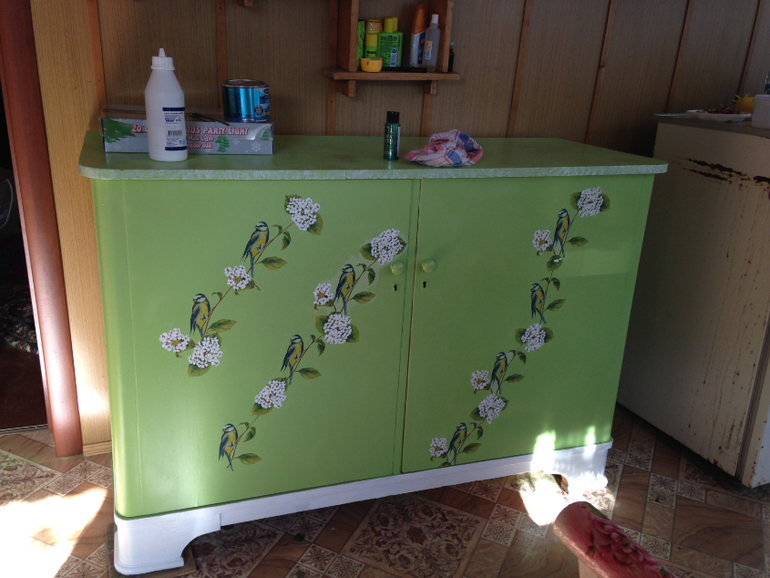 Обновление старого серванта-комода на даче