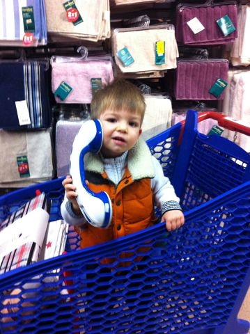 Увидели на витрине и решили, что это телефон