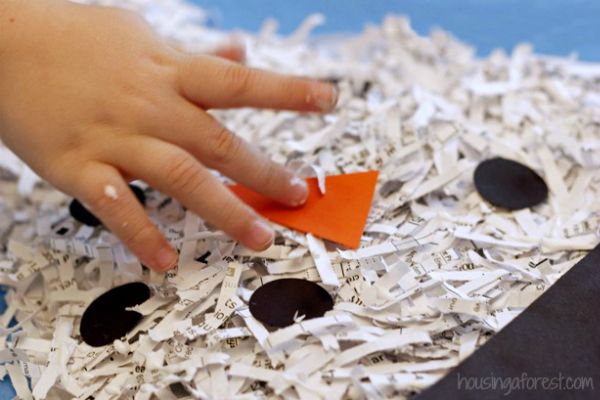 Cнеговик из бумажных тарелок