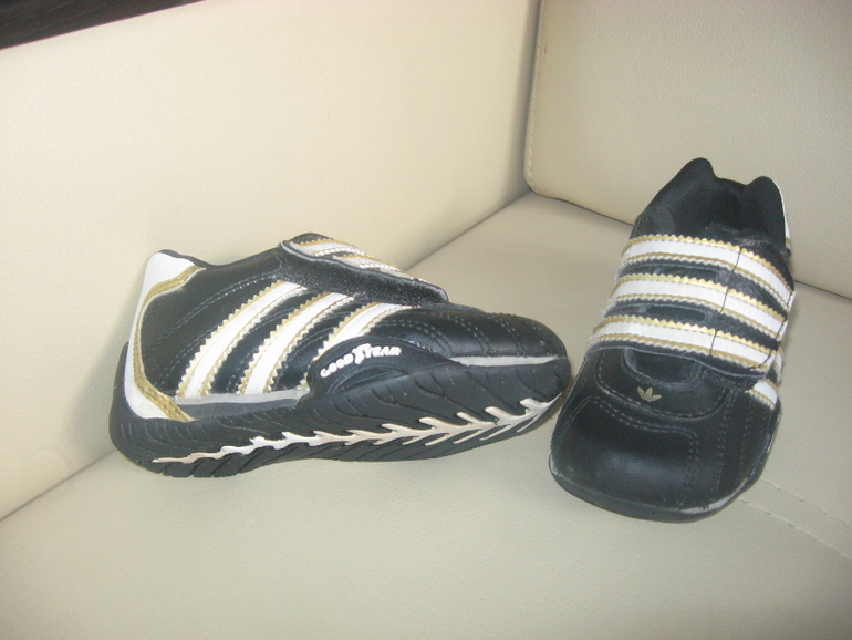 Кроссовки Adidas Размер 21. Стелька 13 см. Цена 600р.