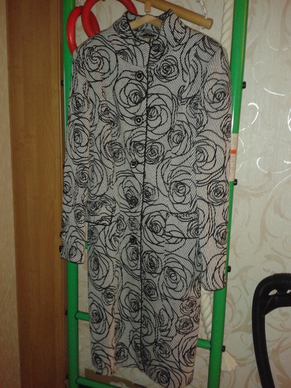 Пальто женское р.48. цена 2000 руб. регион, почта.